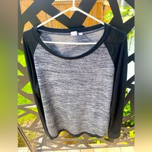 Two-tone Large Gap Top 🖤🩶